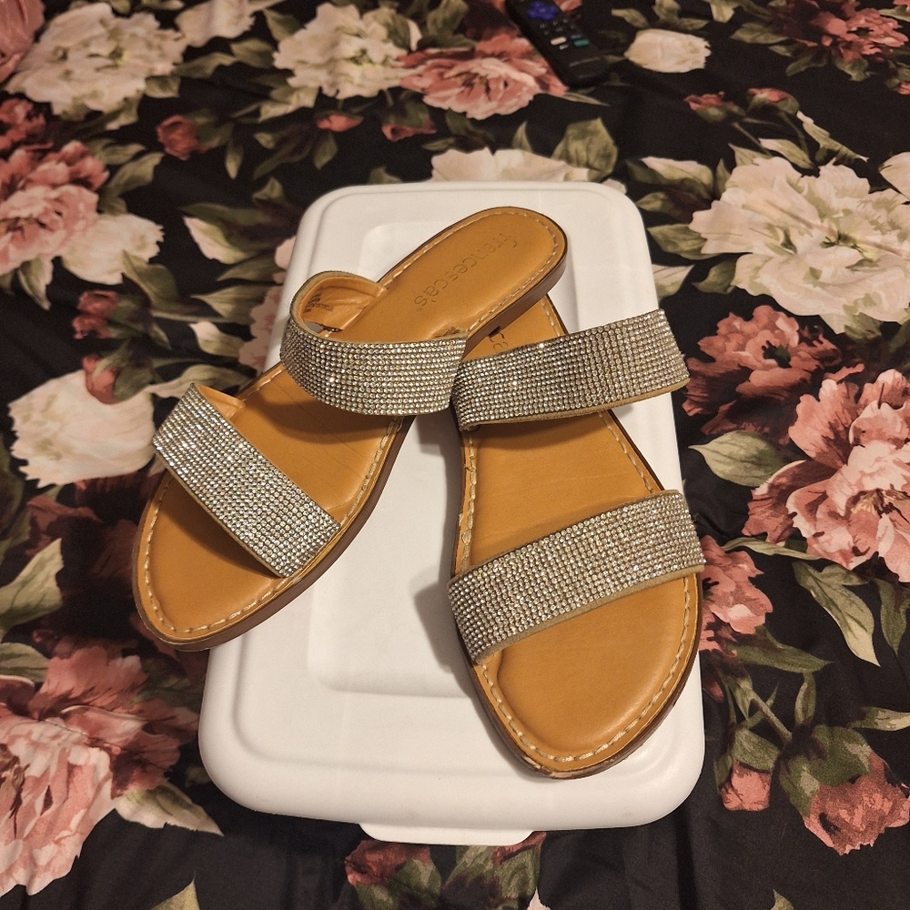 Size 8.5 comfy classy slides